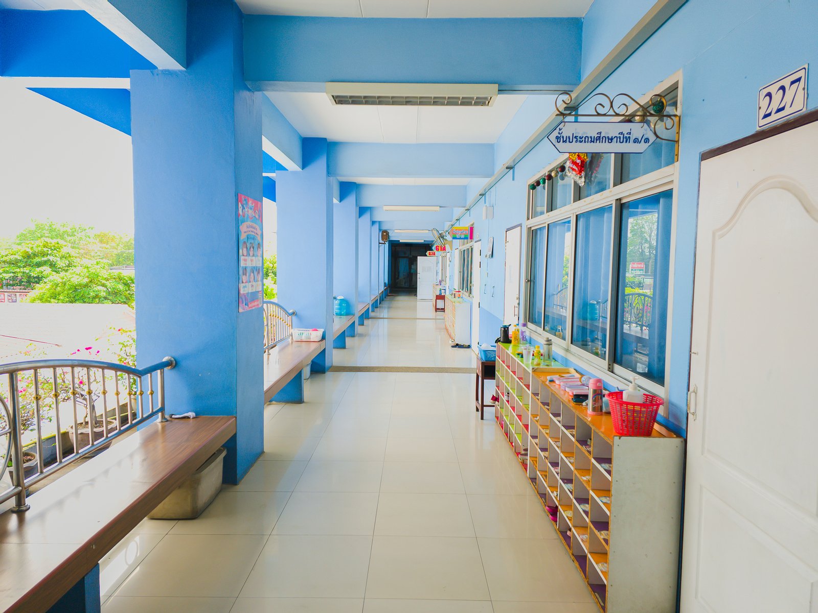 บริเวณหน้าห้องเรียนประถมศึกษา