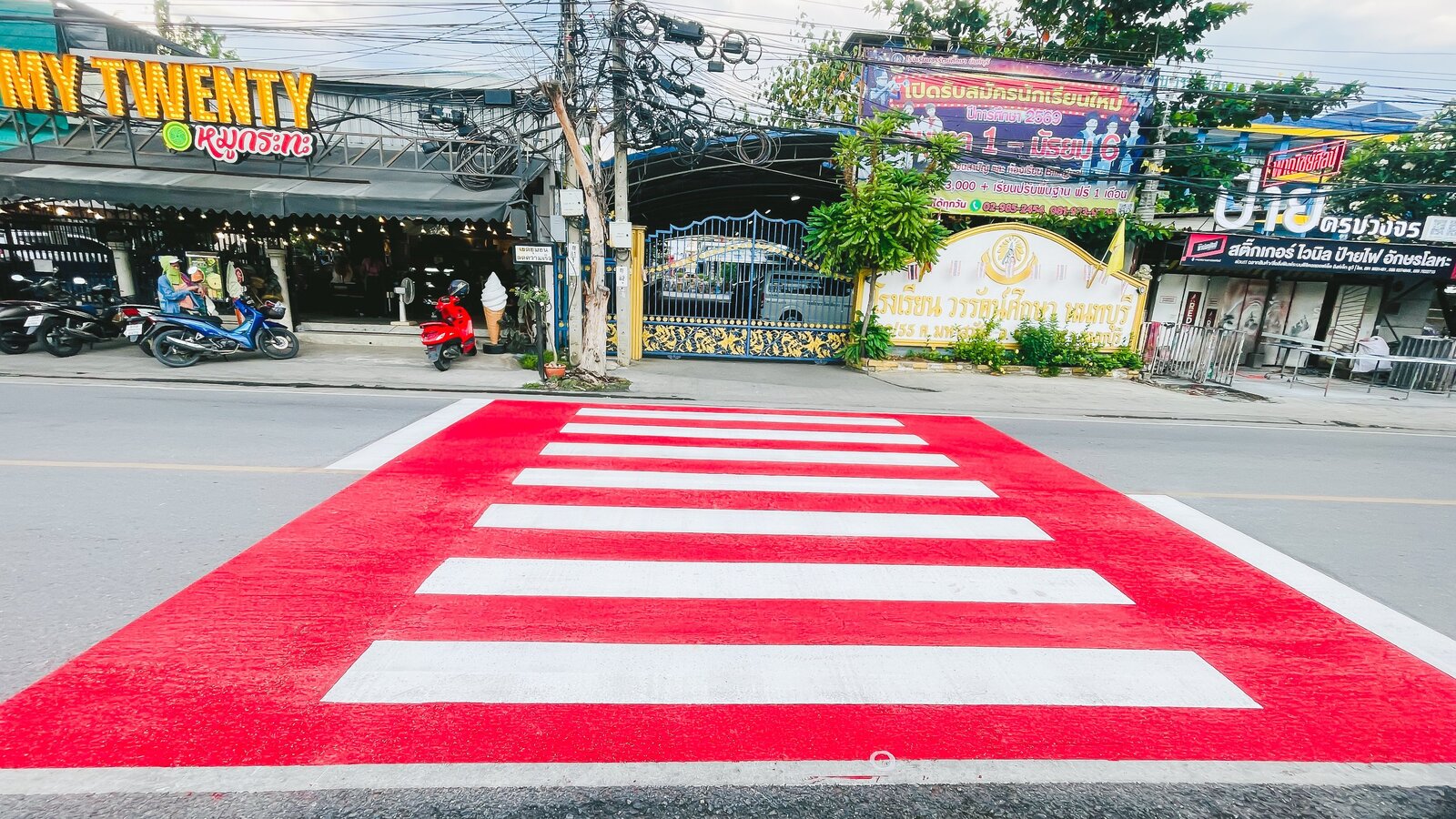 บริเวณประตูหลังโรงเรียน